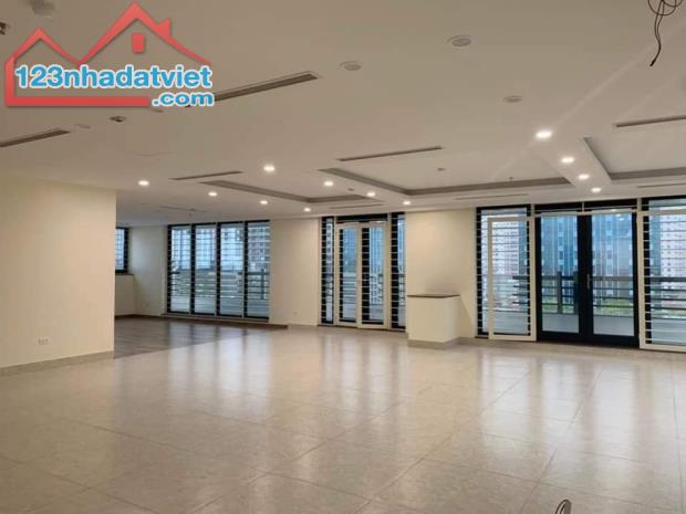 Bán nhà mặt phố Trần Thái Tông phân lô – ô tô – vỉa hè 180m2 giá hỉ 98 tỷ .