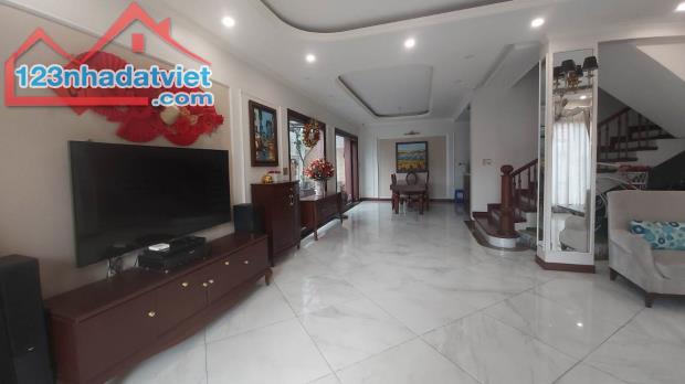 Bán gấp Biệt thự Mặt phố Lưu Khánh Đàm, An sinh cực đỉnh, Ở hay Kinh Doanh đều sướng. - 2