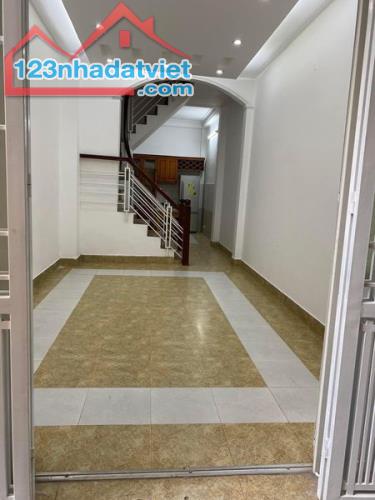 Bán Nhà Đốc Ngữ Ba Đình dt 33m x 4t, mt 4,8m. giá 5,5 tỷ.