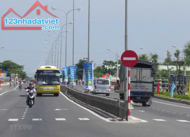 Đất QL.1A, 2 mặt tiền, 10053m2, hướng tây. Ngay ngã tư đường Nam Khởi Nghĩa. Rất đẹp