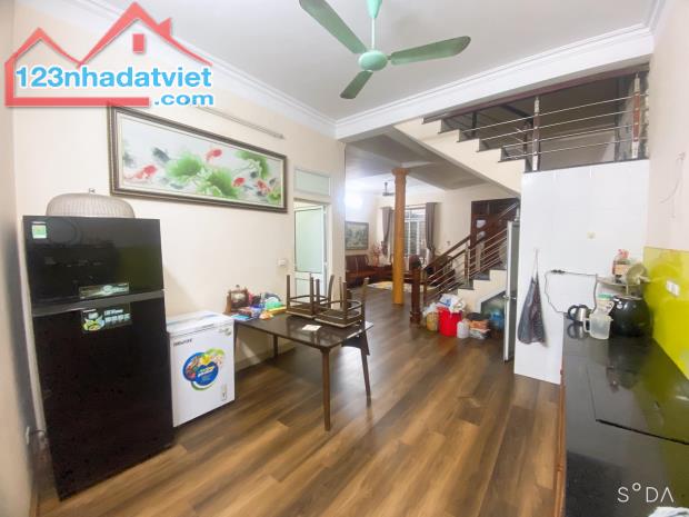 Bán nhà Nguyễn Khánh Toàn 55m2 , MT5,5m , 5 tầng – kinh doanh tốt chỉ nhỉnh 6 tỷ . - 1