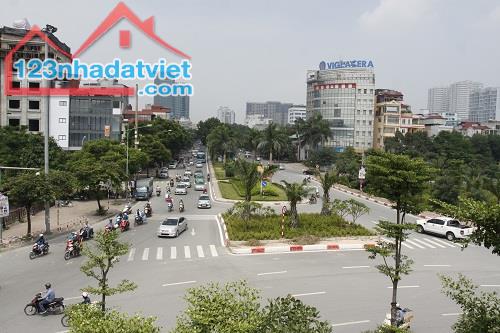 BÁN NHÀ MP NGUYỄN VĂN HUYÊN dt 136m2 MT 9m Vỉa hè KD Ô tô 4 làn giá 30 tỷ LH 0985780461 - 3