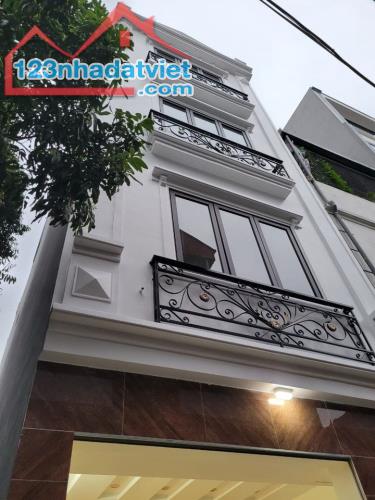 Bán nhà 5 tầng phố Chùa Láng, Dt 42m2 Mt 4m Giá 5,3 tỷ, LH 0842851516