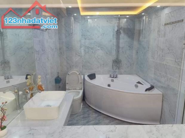 Bán nhà 5 tầng phố Chùa Láng, Dt 42m2 Mt 4m Giá 5,3 tỷ, LH 0842851516 - 3