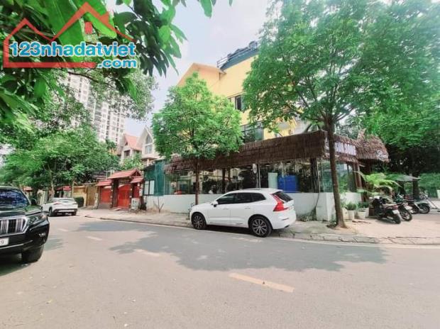 Cần Bán Biệt Thự KĐT mới Dịch Vọng dt:218m2 x 3,5 tầng Mt: 8.6m Giá chào bán 75 tỷ