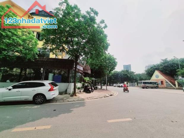 Cần Bán Biệt Thự KĐT mới Dịch Vọng dt:218m2 x 3,5 tầng Mt: 8.6m Giá chào bán 75 tỷ - 1