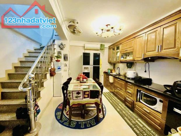 BÁN NHÀ DƯỚI 7 TỶ,  PHỐ HÀO NAM (GiẢNG VÕ)  ĐỐNG ĐA KINH DOANH ,GẦN PHỐ,  5 TẦNG,  GIÁ CHỈ - 5