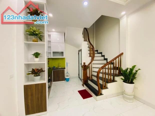 Bán nhà phố Đê La Thành Nhỏ (Xã Đàn), Đống Đa. 32 m2, nhỉnh 5 tỷ.