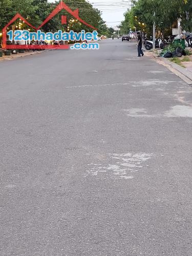Cần bán lô góc 2 mặt tiền đường Phạm Hùng - Đào Tấn