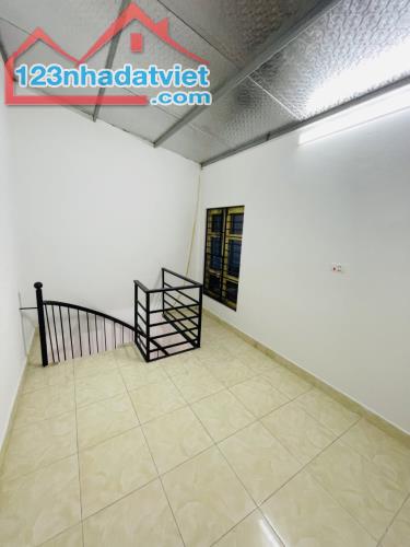 Bán nhà 4 tầng, 25m2, gần ô tô, phố Quốc Tử giám, quận Đống Đa, giá 3,2 tỷ.