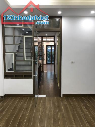 Bán nhà Lạc Long Quân – Quận Cầu Giấy – Ô tô vào nhà – 40m2 – 5 tầng chỉ 5,2 tỷ .
