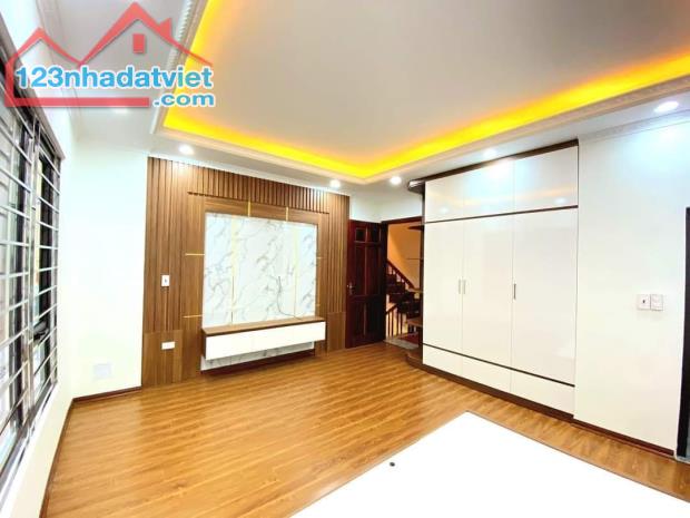 40m2 6 Tầng Mặt Tiền 4.5m Nhỉnh 5 Tỷ.  THỊNH QUANG – Đống Đa LH: 0912265058. - 2