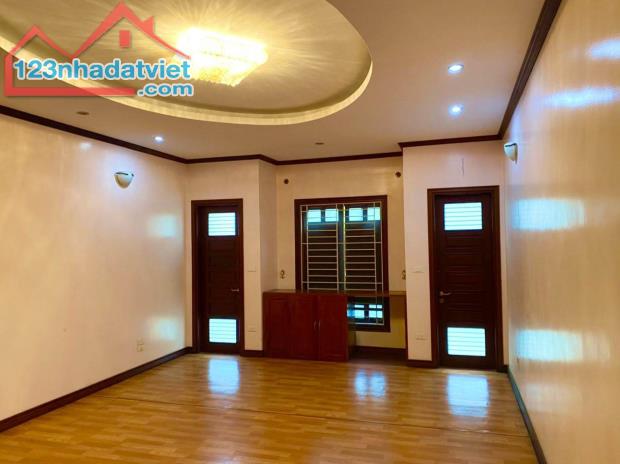 Nhà phân lô – Ô tô – Vỉa hè – Kinh doanh đỉnh – Nguyễn Văn Huyên – 100m2 – 5 tầng 33,5 tỷ