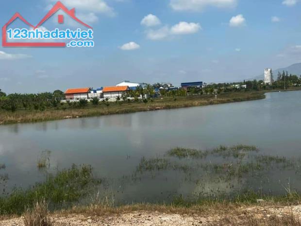 Cần bán 1 sào Đại Lộc - Hàm Hiệp gần hồ nước, cách Phan Thiết 7km , đất cao ráo vuông vức,