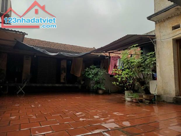 NHÀ ĐẸP GIÁ RẺ  CỰC KỲ CẦN BÁN 
diện tích 160 m mặt tiền 13 m giá chỉ 7 triệu 1 m 
Có