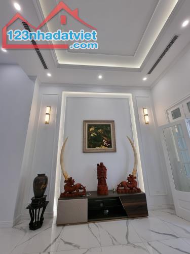 Bán nhà Mặt phố Trung Hòa – Lô góc – 250m2 – Mặt tiền 10m – 85 tỷ .