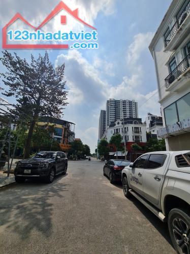 Bán nhà phố kinh doanh dự án East Center Trâu Quỳ, Gia Lâm, Hà Nội. DT sàn 385m2. LH - 1