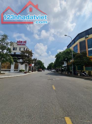 Bán nhà phố kinh doanh dự án East Center Trâu Quỳ, Gia Lâm, Hà Nội. DT sàn 385m2. LH - 2