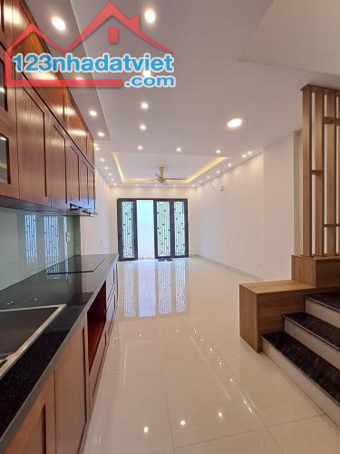 Bán nhà Long Biên đường Bát Khối Cổ Linh 36m2 4,5 tầng nhà mới, bàn giao nhà ngay 4,35 tỷ - 2