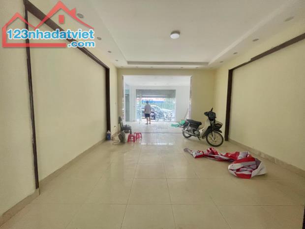 Cho thuê nhà mặt phố Phan Văn Trị , Đống Đa dt 40m2 x 4 tầng ,mt 4m giá 23tr / tháng