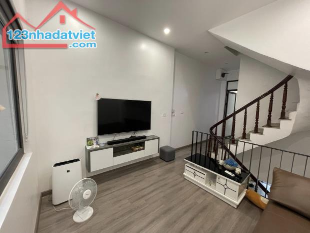 BÁN NHÀ 4T x 43m - Ô TÔ ĐỖ, NGÕ THÔNG, HÀNG XÓM BIỆT THỰ - TẶNG FULL NỘI THẤT - 4
