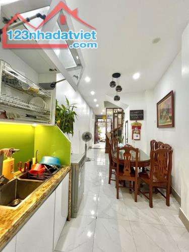 Bán gấp nhà 60m x 4 tầng mới đẹp - tự xây chắc chắn - 3 mặt thoáng - ngõ 276 Đại Từ