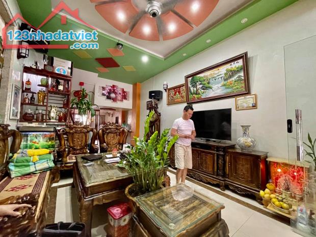 Cho thuê nhà 7 tầng phố Việt Hưng, hàng xóm Vinhomes Riverside Long Biên! Giá 35tr/th