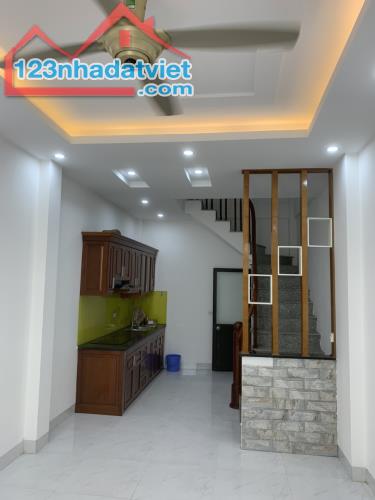 Bán nhà ngay ngã tư Vạn Phúc cực đẹp ngõ thông , oto đỗ cách nhà 10m 33m2*5T giá chỉ 3,9 t - 3