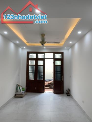 Bán nhà ngay ngã tư Vạn Phúc cực đẹp ngõ thông , oto đỗ cách nhà 10m 33m2*5T giá chỉ 3,9 t - 4