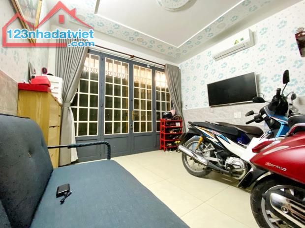 BÁN NHÀ  TRUNG TÂM , QUÂN 7, (DT 60 M2), 3 TẦNG, GIÁ TỐT