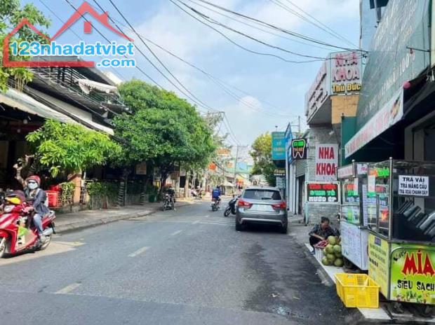 Cần bán căn nhà MT kinh doanh. Đường 7, P. Linh Trung, dt 180 m²