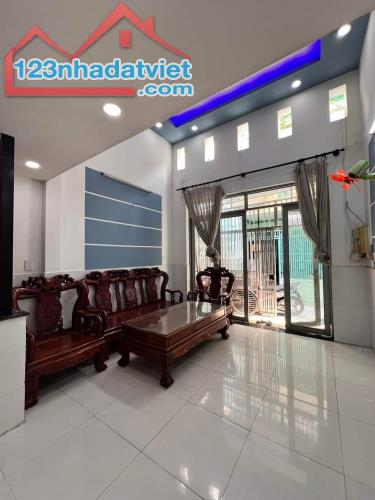 Về quê, bán gấp nhà mới, đẹp 2 tầng sát mặt tiền Đông Hưng Thuận 11 , 2.99 tỷ. TL - 1