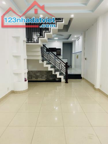 Cho thuê nhà MT P. Tân Sơn Nhì, Tân Phú: 4x20m 1 trệt 2 lầu sân thượng 4pn 5wc 18 triệu