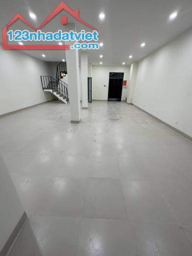 Tầng trệt Nhà phố 144m2 cho thuê Vinhomes Grand Park 10 triệu - 1