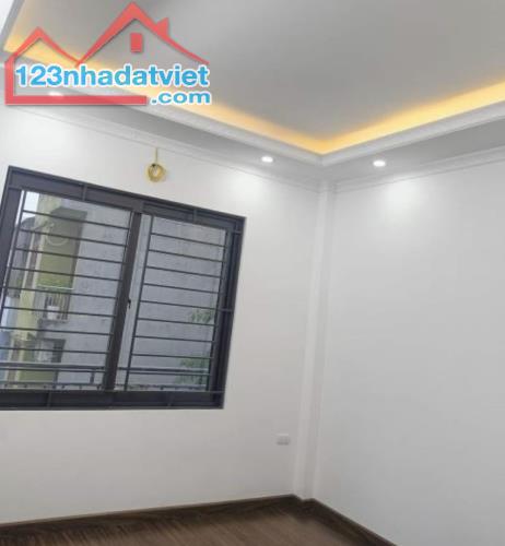 Nhà mới ở ngay, ngõ nông, gần ô tô tránh Tam Hiệp Thanh trì DT 30 x5 tầng giá rẻ chỉ 3.98 - 2