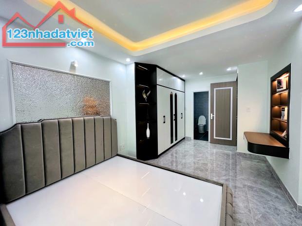 Bán nhà hẻm VIP 247A/ Huỳnh Văn Bánh- PHÚ NHUẬN Cách chỗ đậu xe hơi 1 căn - 3