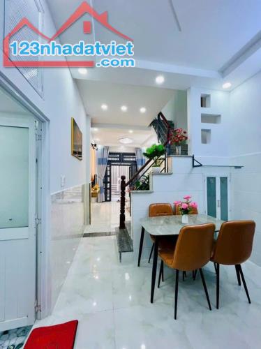 Bán gấp căn nhà Đường Nguyễn Trọng Tuyển, Quận Tân Bình. Giá chỉ 1tỷ780 - 1