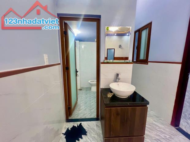 Bán nhà kp9 Tân Phong Gác Lửng, 3PN, mới hoàn thiện Gần chợ cây xăng 26 - 4