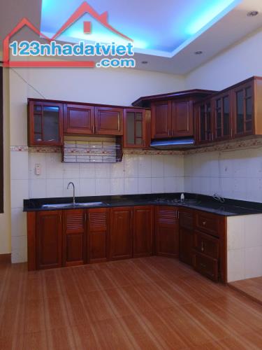 bán nhà mặt tiền hẻm quận 7 dưới 9 tỷ. dt: 5,5 x 16m, 2 lầu - 3