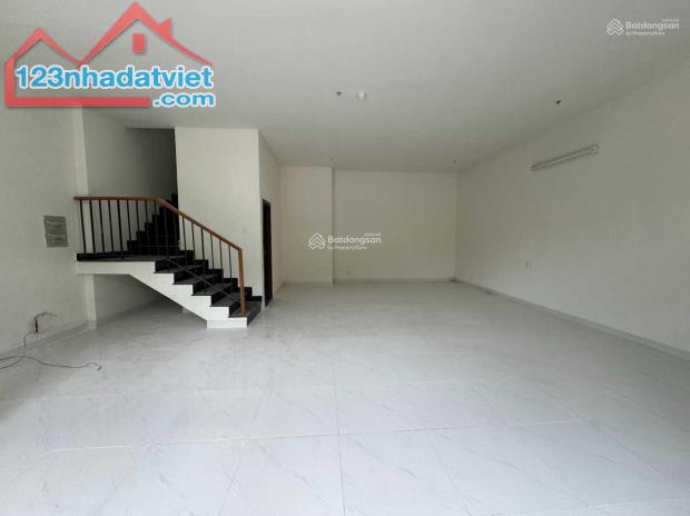 Cho thuê shophouse 151m2 , trệt , lầu , 3wc , 3pn . 15tr Ngay 2225 Phạm Thế Hiển , Q.8 - 2