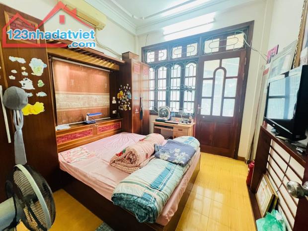 BÁN NHÀ CẦU GIẤY 40M2 - Ô TÔ NGỦ TRONG NHÀ - 4 TẦNG - 9.6 TỶ - 3