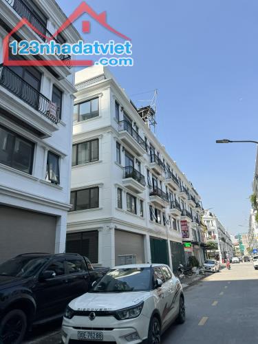 Bán gấp căn Shophouse Sông Hồng 84m2, nhà đã hoàn thiện, tại TT Trâu Quỳ, Gia Lâm