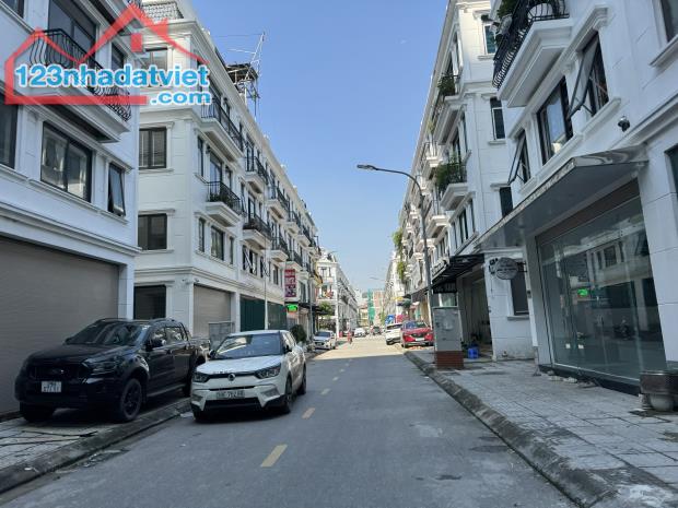 Bán gấp căn Shophouse Sông Hồng 84m2, nhà đã hoàn thiện, tại TT Trâu Quỳ, Gia Lâm - 1