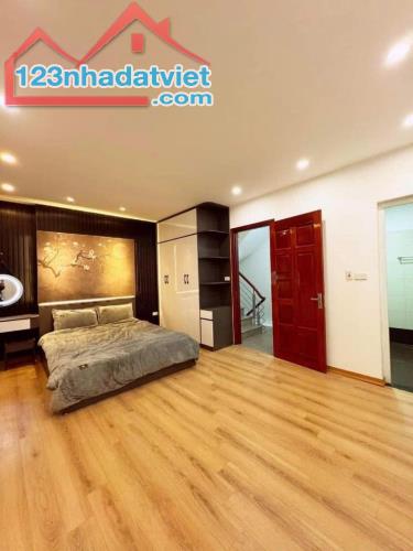 Bán nhà Tôn Thất Tùng, 50M2 4T 9,1 Tỷ, Dân Xây, Ngõ Thông, ô tô đỗ cửa, khu dân trí cao