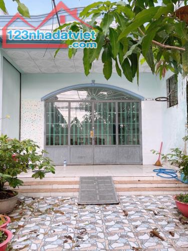 Bán Nhà xã Phước Hiệp-Củ Chi. DT 150m2. Giá 800 Triệu. Sổ Hồng Riêng. LH 0796666342