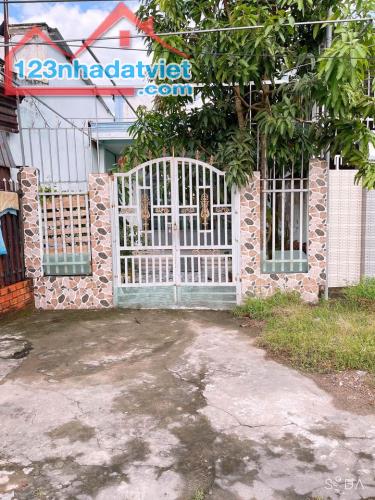 Bán Nhà xã Phước Hiệp-Củ Chi. DT 150m2. Giá 800 Triệu. Sổ Hồng Riêng. LH 0796666342 - 1