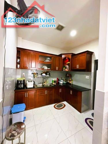 NHỈNH 5 TỶ - 3 TẦNG DT 44 M2 (4 x 11) -  HẺM XE HƠI - TRƯỜNG CHINH - TP. - 3