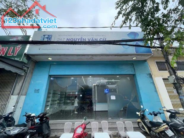 Cho thuê showroom mặt tiền đường Nguyễn Văn Cừ dt rộng