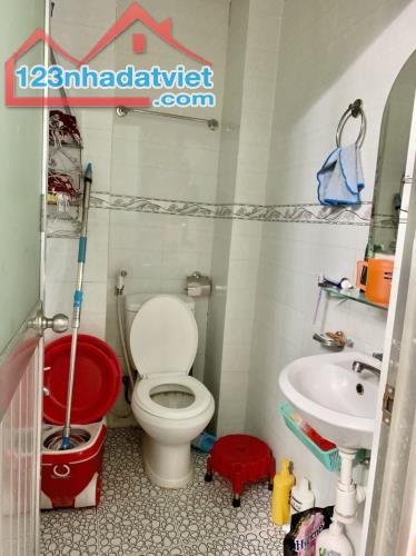 NHỈNH 2 TỶ - NGAY NGÃ 7 LÝ THÁI TỔ - GIÁP QUẬN 3, 5, 10 - NHÀ ĐẸP 20Mx2 2PN 2WC - SỔ RIÊNG - 1