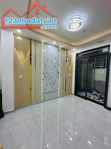 SÁT MẶT TIỀN  NGANG 4.1  DÀI 5.5  - 2 TẤM 
CÓ 2 TỶ Q4